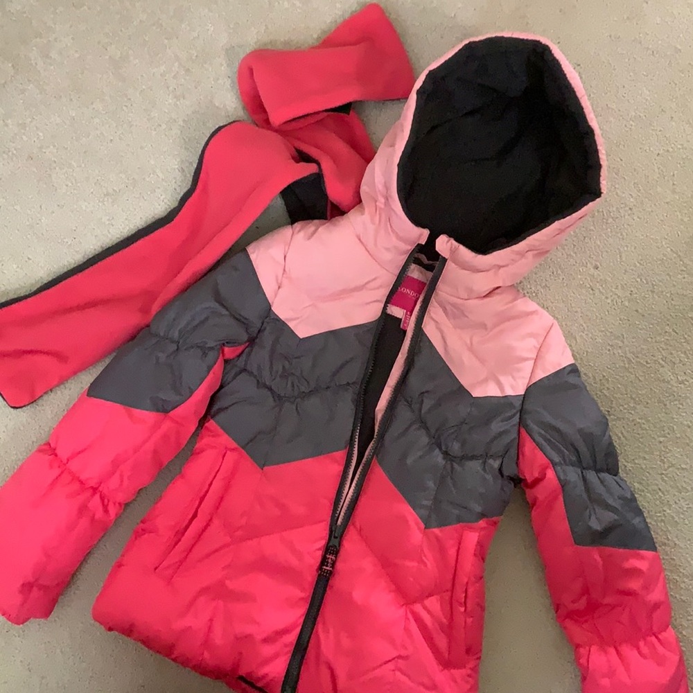 London Fog girls puff jacket. Chevron. With hood.